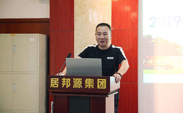 業(yè)務(wù)經(jīng)理代表李志江分享了自身多年的銷售經(jīng)驗(yàn)以及對公司未來的展望。