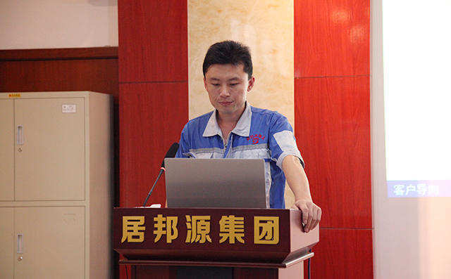 生產(chǎn)部部長韓輝對公司5S管理標(biāo)準(zhǔn)、組織架構(gòu)以及班組PK成果的展示進(jìn)行工作匯報。