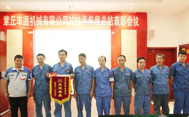 公司對做出突出貢獻(xiàn)的人員頒獎，為獲得5S先進(jìn)班組員工頒發(fā)錦旗及獎勵紅包200元。