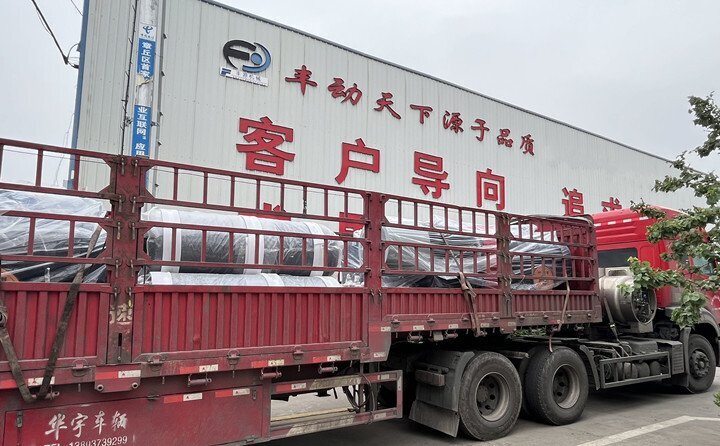 負(fù)責(zé)發(fā)貨的同事核實(shí)好產(chǎn)品名稱、規(guī)格和數(shù)量，進(jìn)行了嚴(yán)格把關(guān)，與貨運(yùn)公司核對好物流信息。大家通力協(xié)作，有條不絮地將風(fēng)機(jī)穩(wěn)穩(wěn)地裝在大貨車上，確保運(yùn)輸過程中貨物穩(wěn)定安全。