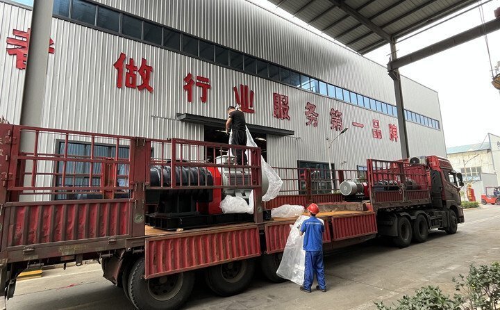 負(fù)責(zé)發(fā)貨的同事核實(shí)好產(chǎn)品名稱、規(guī)格和數(shù)量，進(jìn)行了嚴(yán)格把關(guān)，與貨運(yùn)公司核對好物流信息。大家通力協(xié)作，有條不絮地將風(fēng)機(jī)穩(wěn)穩(wěn)地裝在大貨車上，確保運(yùn)輸過程中貨物穩(wěn)定安全。
