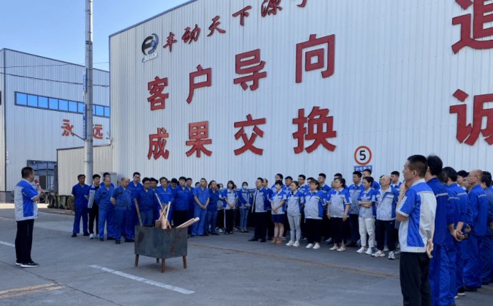 6月30日上午，章丘豐源機(jī)械有限公司組織開展了一次全面的衛(wèi)生大掃除綠化活動(dòng)。
