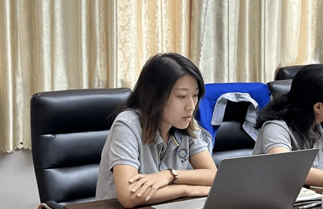 風(fēng)雨同舟2023年已經(jīng)走過了春夏，回望過去我們在挫折中不斷成長，在磨練中不斷進(jìn)步。國慶的假期仿佛還未走完，多數(shù)人還沉浸在休閑的時(shí)光，豐源已經(jīng)開始了新的征程。2023年10月6日，章丘豐源機(jī)械組織優(yōu)秀業(yè)務(wù)代表開展十一銷售座談會(huì)。本次會(huì)議與以往不同，更多的是分享，是學(xué)習(xí)。 會(huì)議紀(jì)律宣導(dǎo)完畢之后，由營銷部長盧玉麗做豐源營銷部報(bào)告，對2023年前三季度的銷售狀況進(jìn)行總結(jié)分析。 作為豐源銷售員，我們的與眾不同之處除擁有專業(yè)的業(yè)務(wù)技能外，還需德才兼?zhèn)?。豐源優(yōu)秀業(yè)務(wù)代表與大家分享了自己1-9月份的業(yè)務(wù)開發(fā)心得，并對四季度工作開展進(jìn)行規(guī)劃。 大家一起對行業(yè)案例進(jìn)行分析，討論行業(yè)開發(fā)的策略，旨在深入了解客戶需求后，給不同行業(yè)客戶提供專業(yè)解決方案，與客戶一起成長。 孫寧波總經(jīng)理為簽單、回款銷售冠軍進(jìn)行頒獎(jiǎng) 營銷部長盧玉麗公布10-12月份激勵(lì)政策 孫寧波總經(jīng)理最后講到，活到老學(xué)到老，學(xué)到老干到老。學(xué)習(xí)的時(shí)間總是短暫，但我們不曾缺少機(jī)會(huì)。鼓勵(lì)大家用知識的力量武裝自己，轉(zhuǎn)變思想觀念，輕裝上陣，努力完成全年公司目標(biāo)。